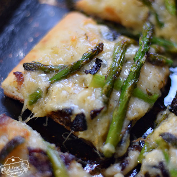 You are currently viewing Flatbread Pizza Recipe with Asparagus and Caramelized Onions