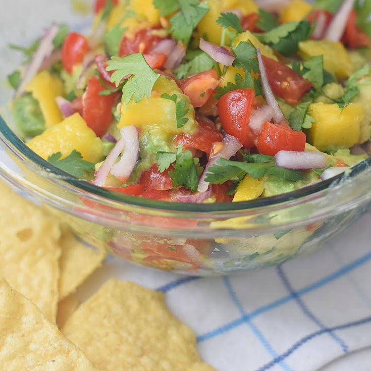 You are currently viewing Chunky Mango Guacamole Recipe