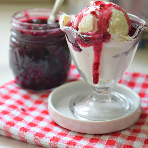 Read more about the article Simple and Quick Homemade Berry Sauce {Make with any Berries!}