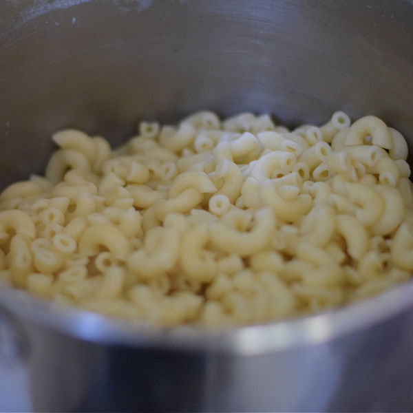 making baked mac and cheese 