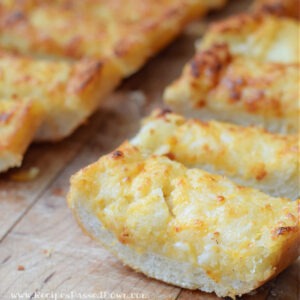 Read more about the article Cheesy Garlic Bread Appetizer