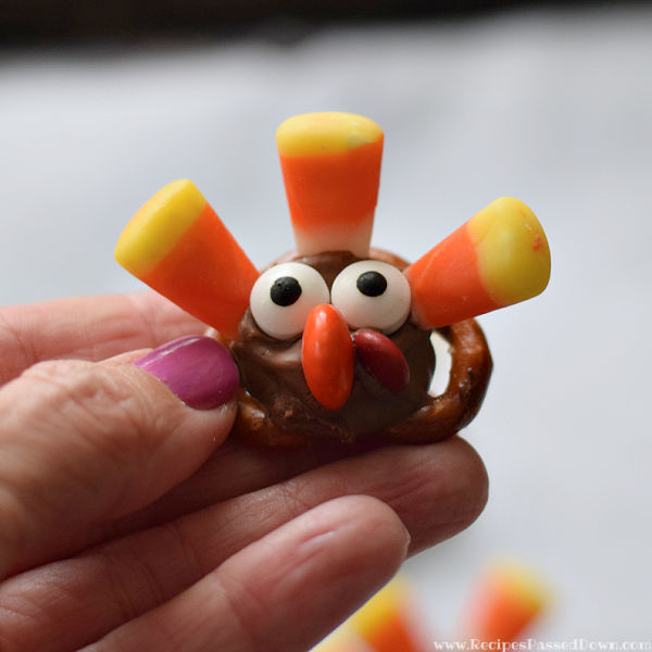 Read more about the article Rolo & Pretzel Turkeys {So Cute!}