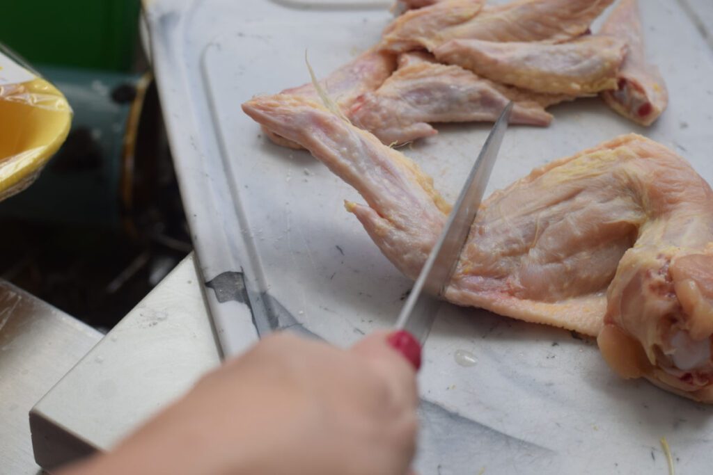 cutting chicken wing 